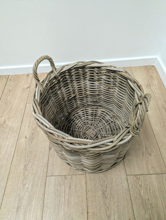 Medium size Vintage Style wicker basket - Delivery Available 0284