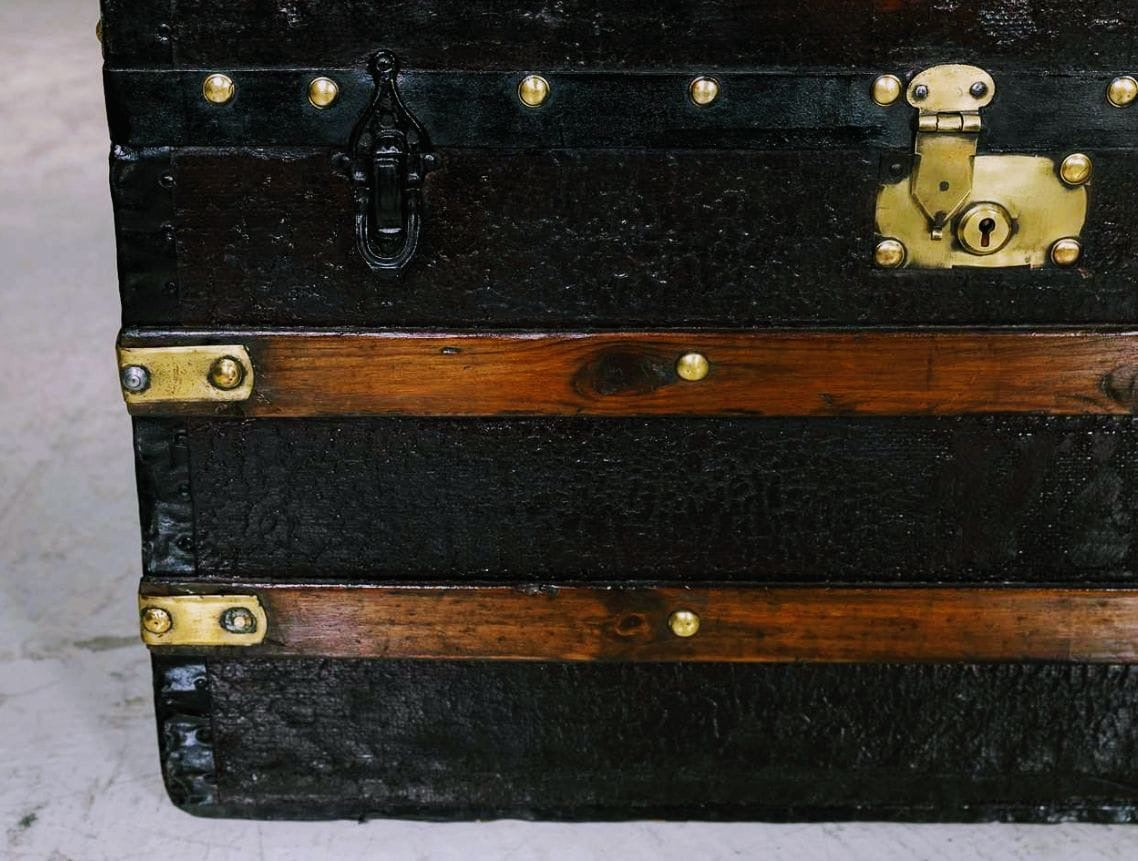 Beautiful painted Victorian Wood & Canvas Trunk 19th C - Delivery Available