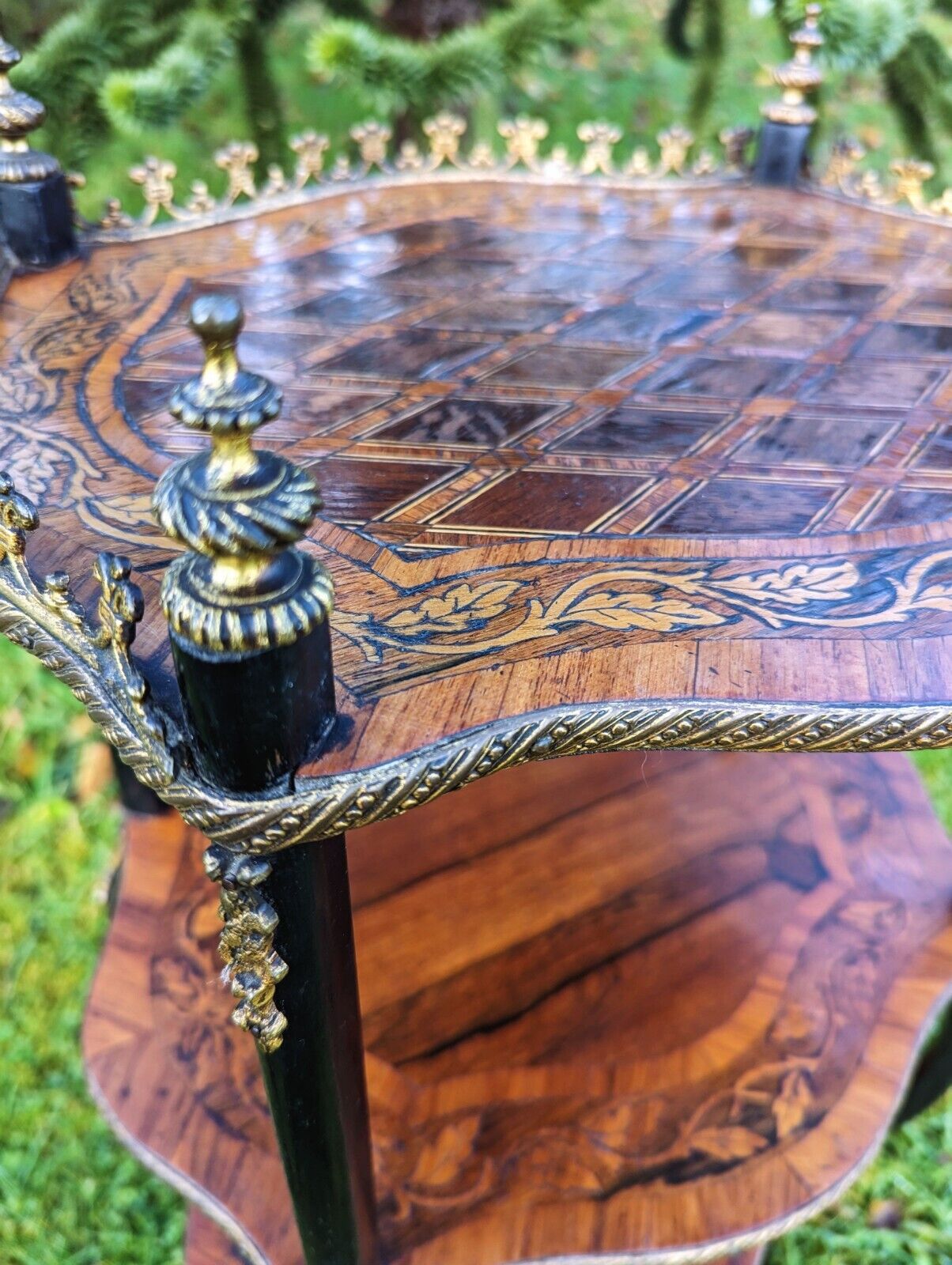 Beautiful 19th century marquetry inlaid rosewood 3 tier Etagere - table