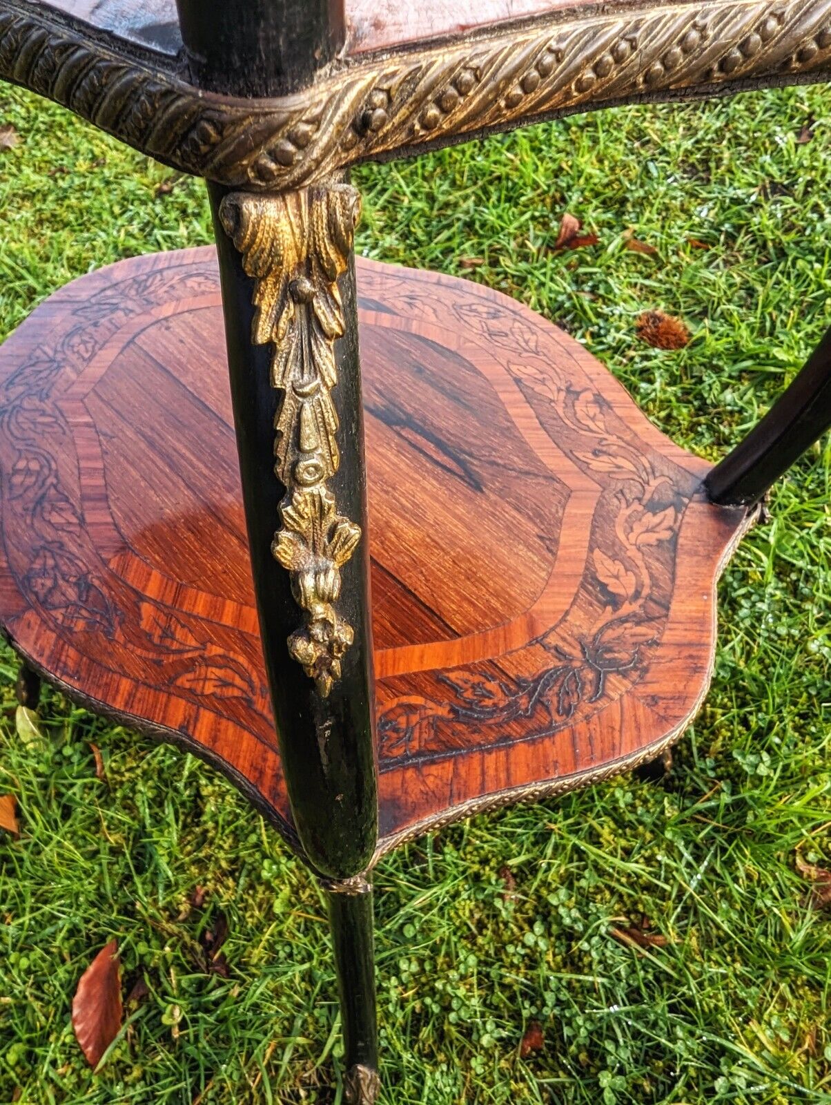 Beautiful 19th century marquetry inlaid rosewood 3 tier Etagere - table