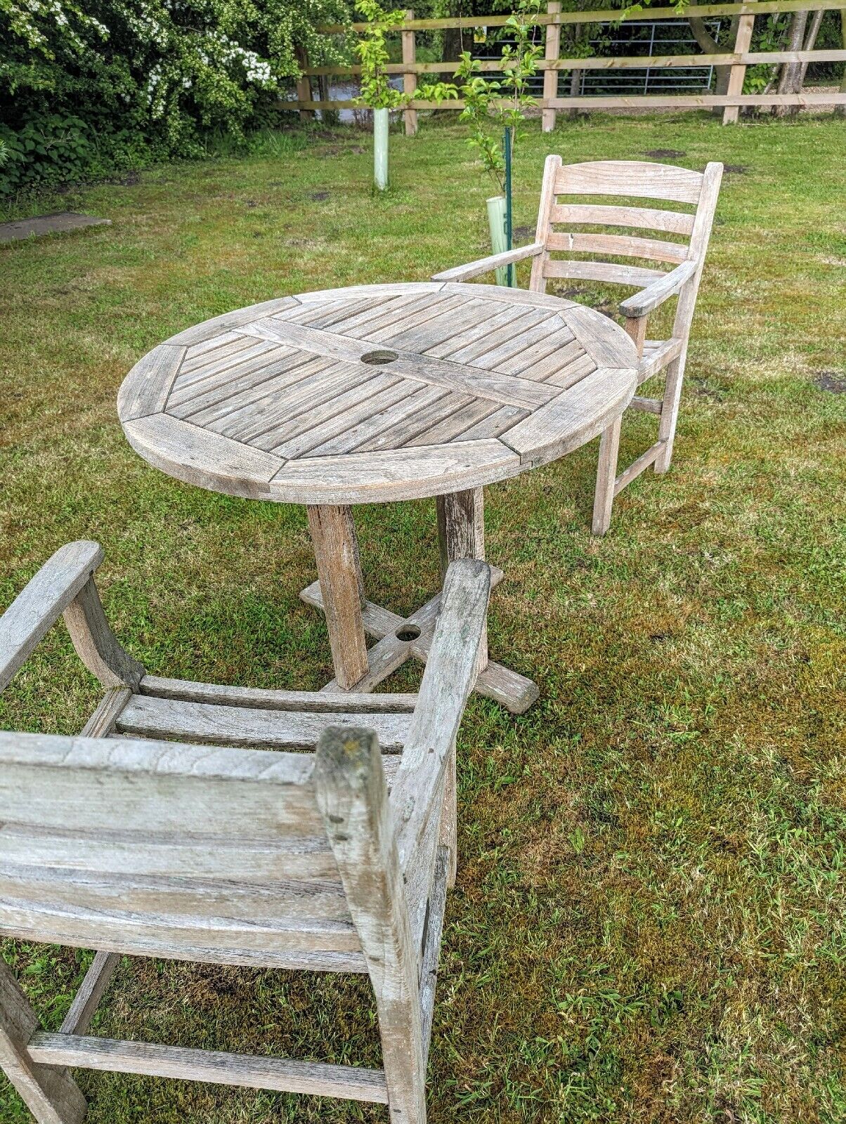 VINTAGE LUXURY GLOSTER TABLE AND TWO CHAIRS