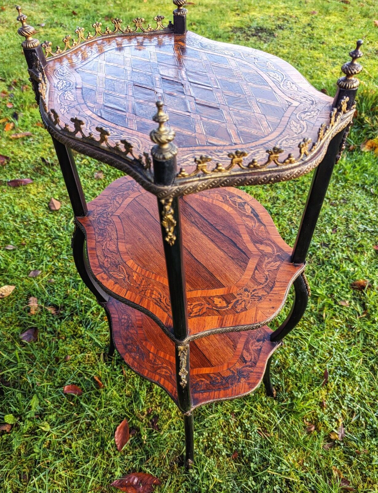 Beautiful 19th century marquetry inlaid rosewood 3 tier Etagere - table