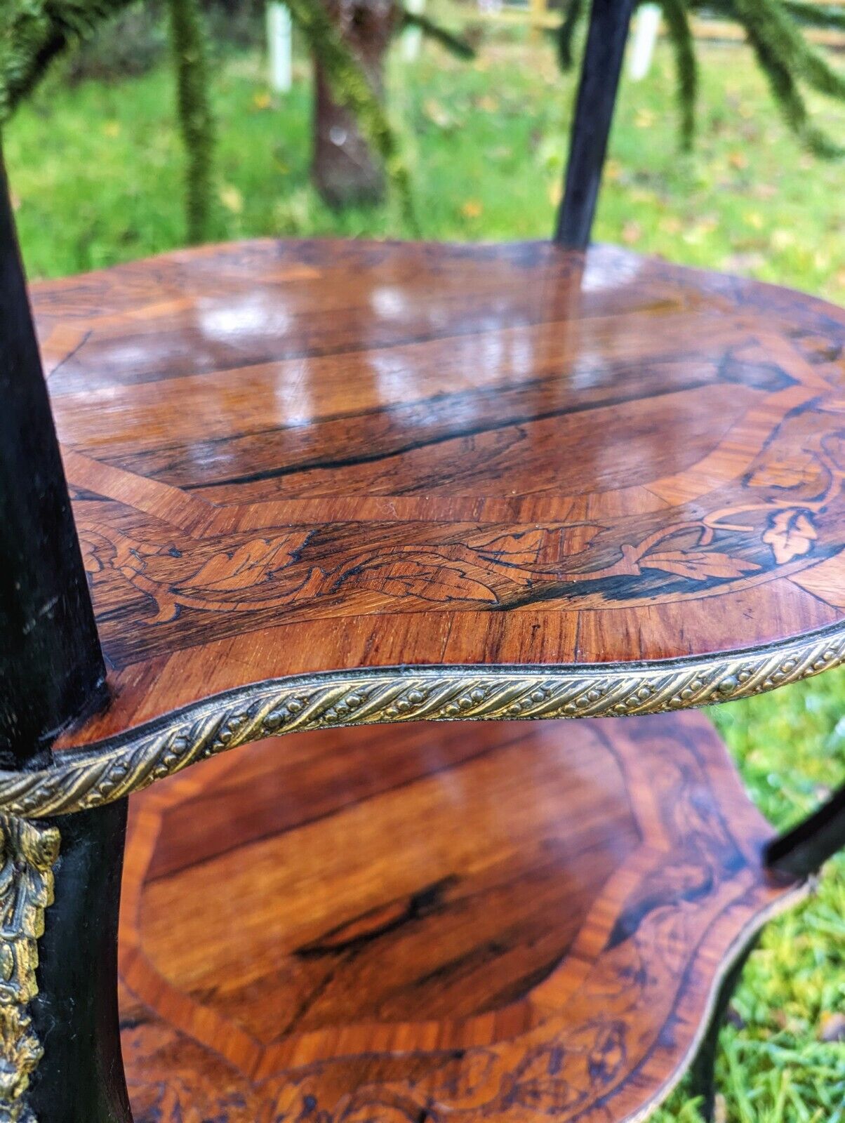 Beautiful 19th century marquetry inlaid rosewood 3 tier Etagere - table