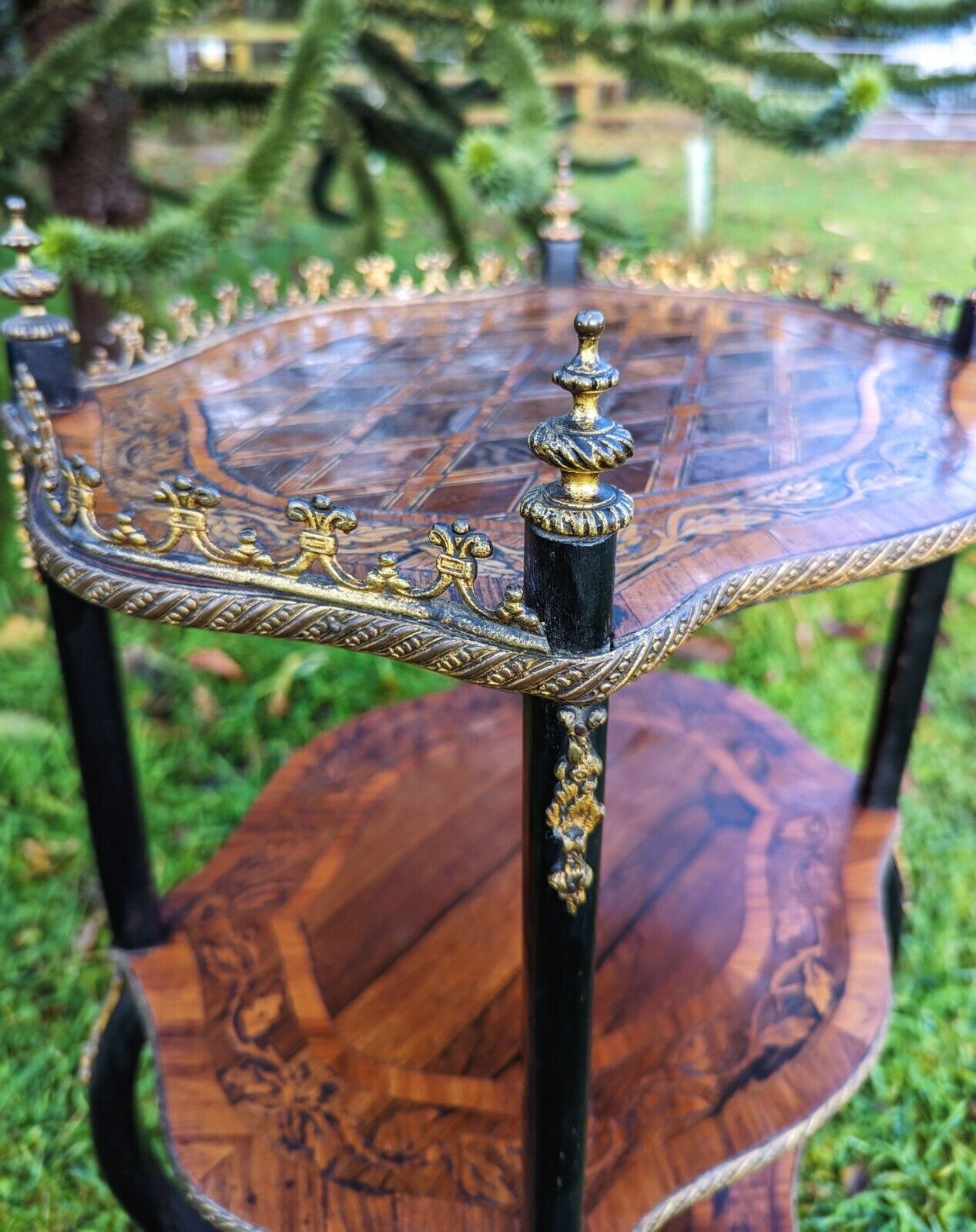 Beautiful 19th century marquetry inlaid rosewood 3 tier Etagere - table