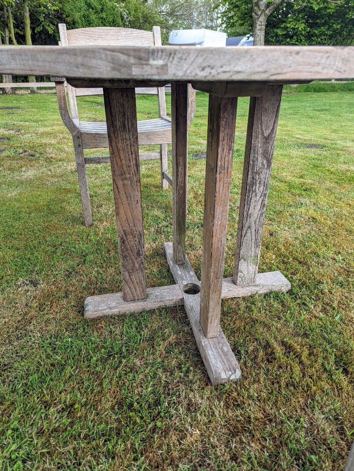 VINTAGE LUXURY GLOSTER TABLE AND TWO CHAIRS