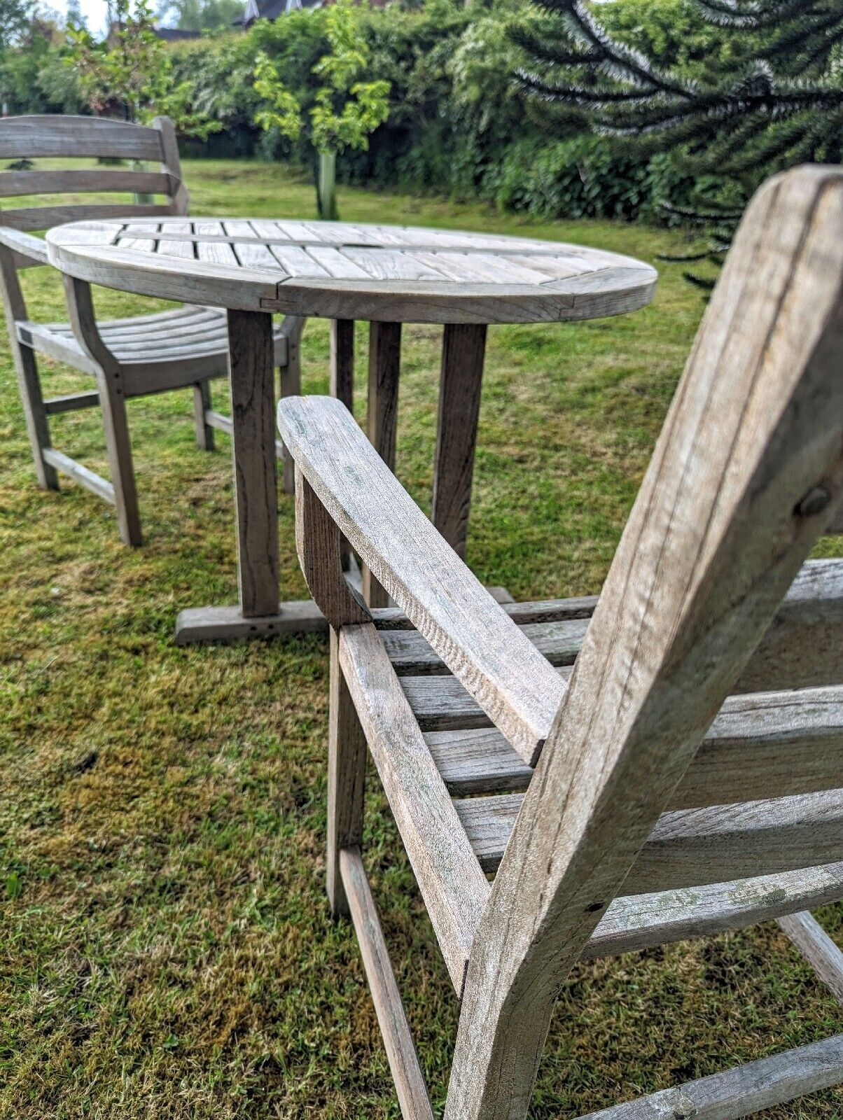 VINTAGE LUXURY GLOSTER TABLE AND TWO CHAIRS