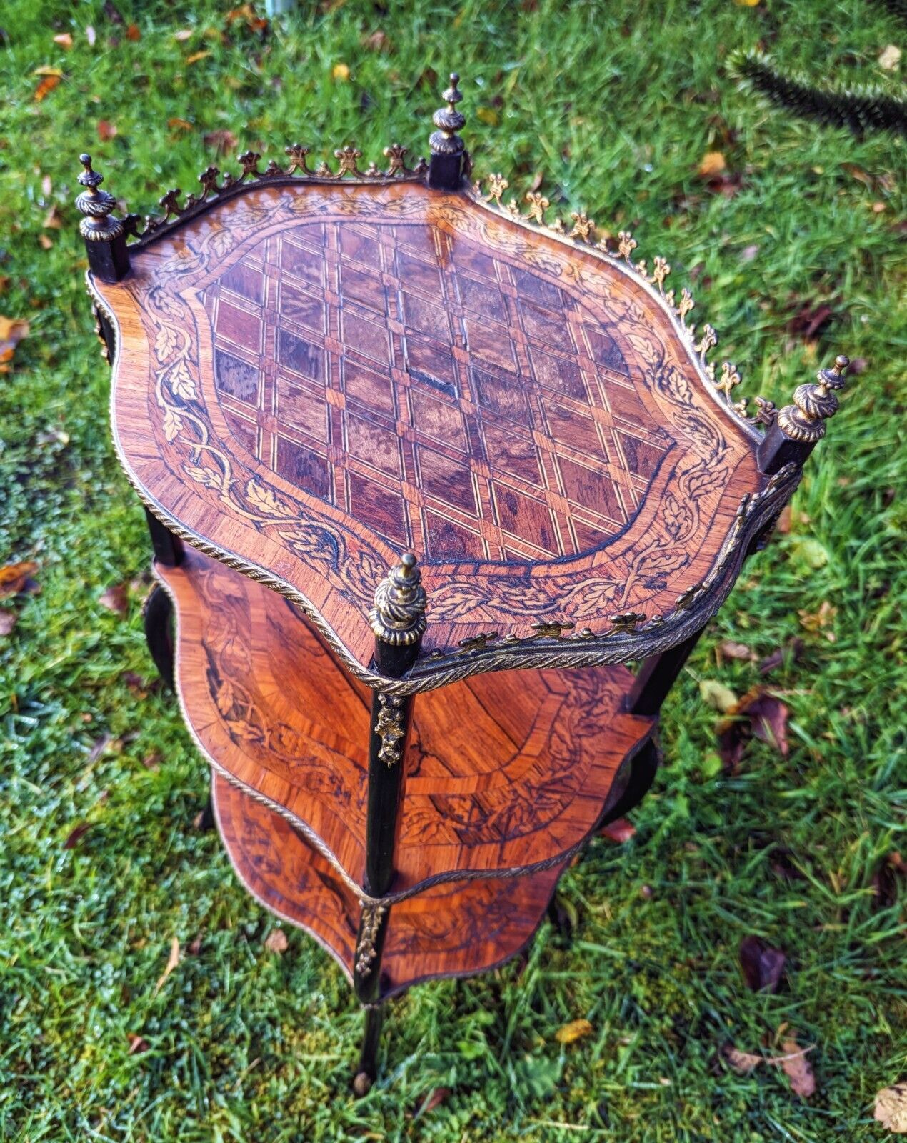 Beautiful 19th century marquetry inlaid rosewood 3 tier Etagere - table