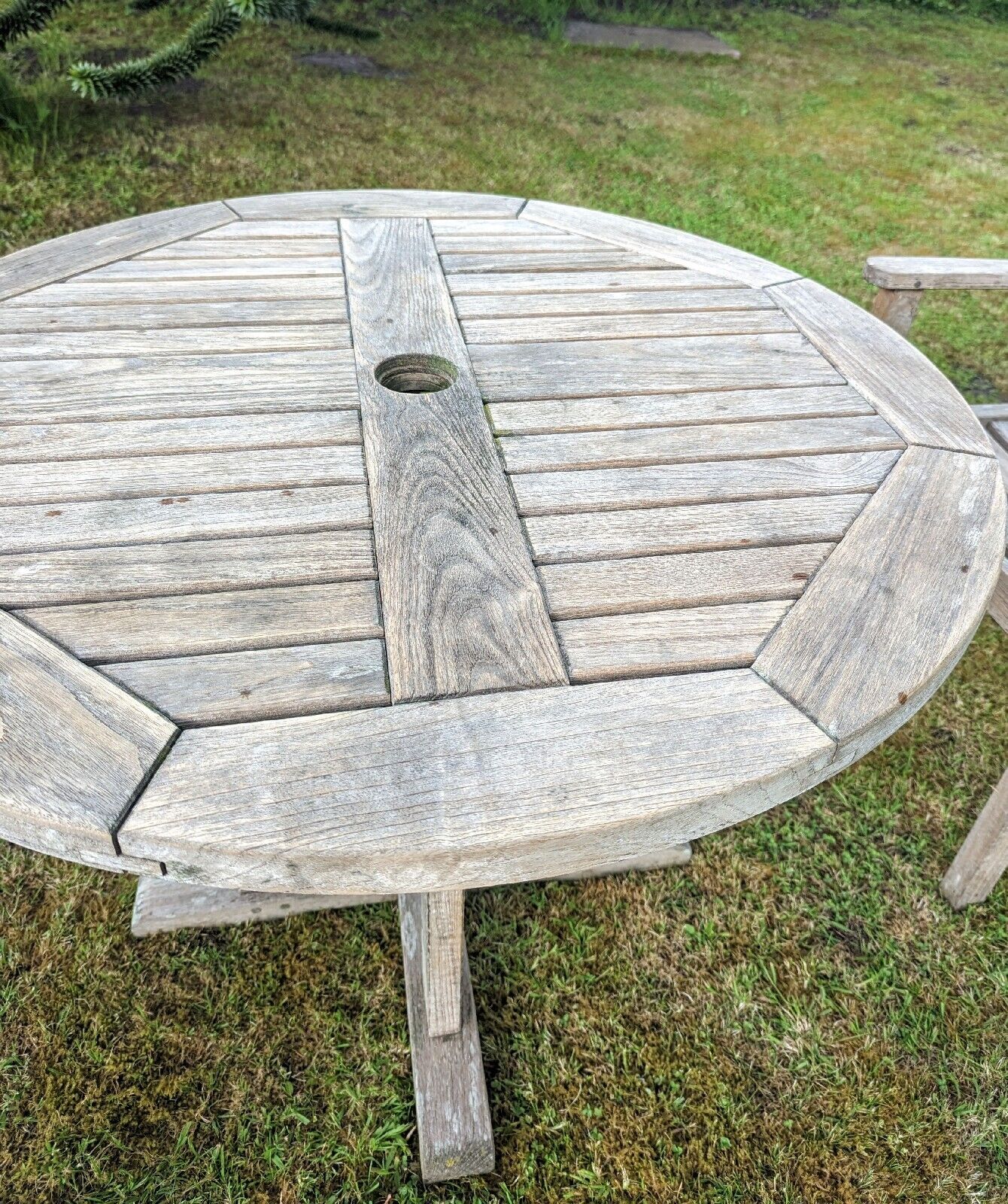 VINTAGE LUXURY GLOSTER TABLE AND TWO CHAIRS