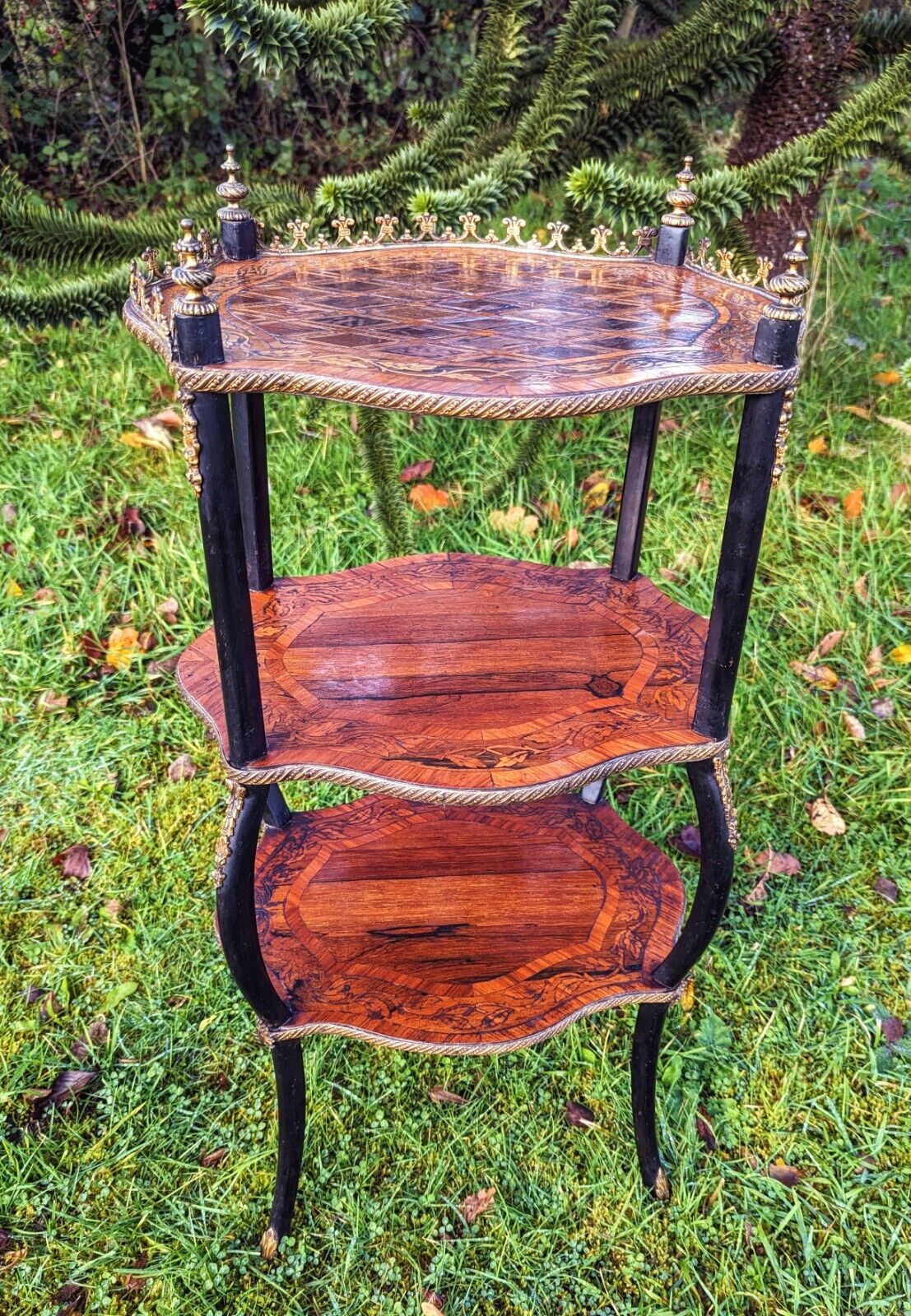 Beautiful 19th century marquetry inlaid rosewood 3 tier Etagere - table