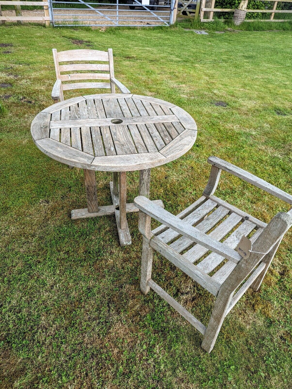 VINTAGE LUXURY GLOSTER TABLE AND TWO CHAIRS