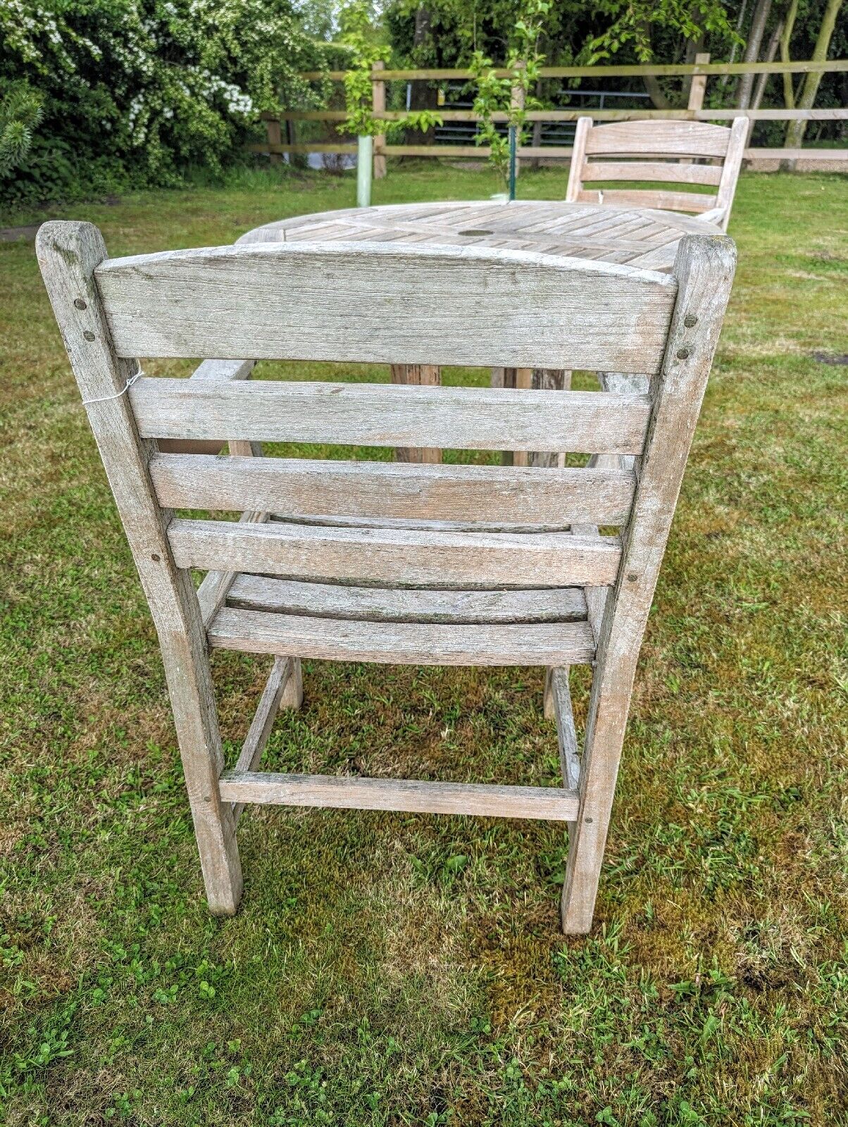 VINTAGE LUXURY GLOSTER TABLE AND TWO CHAIRS