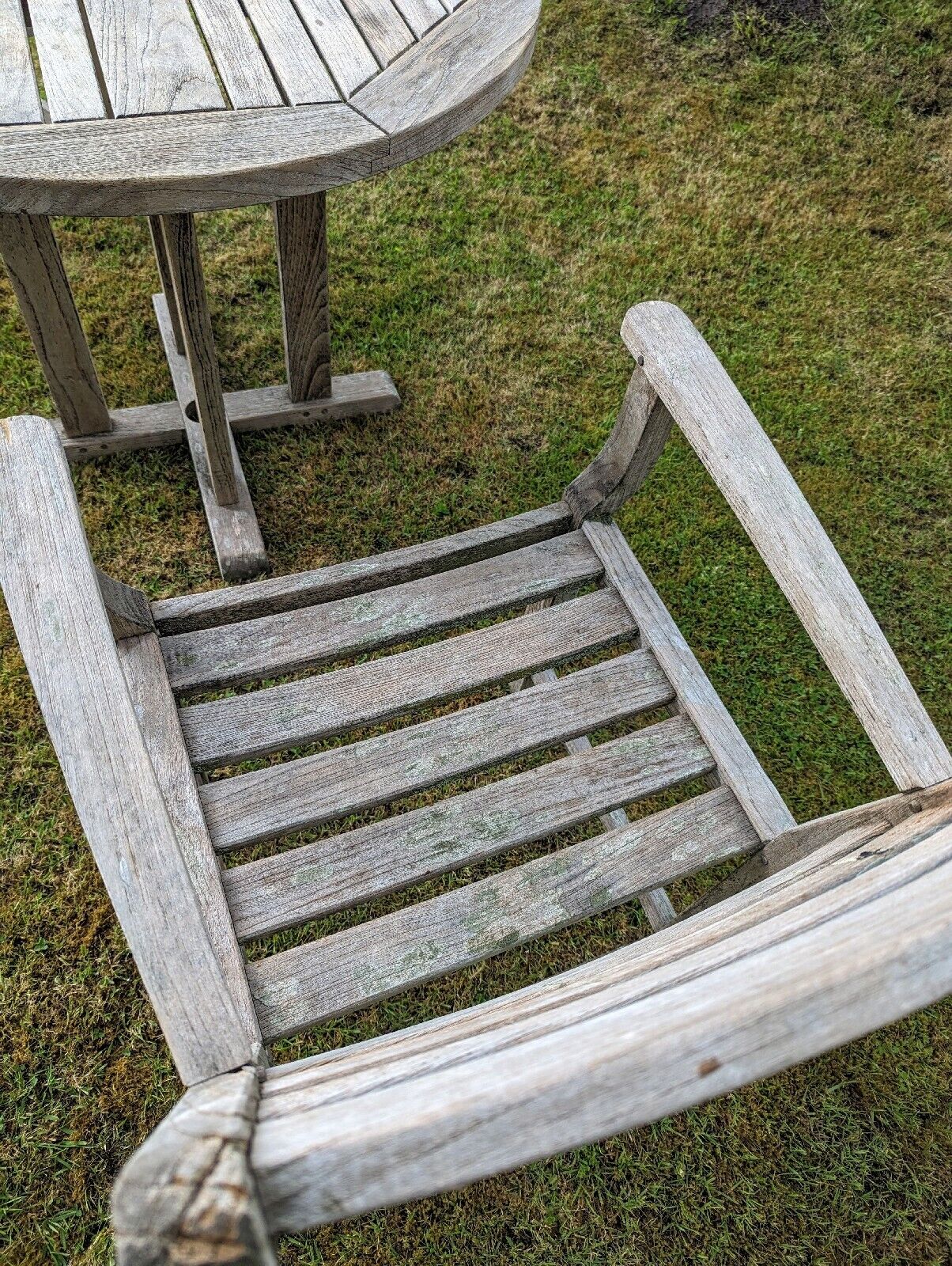 VINTAGE LUXURY GLOSTER TABLE AND TWO CHAIRS