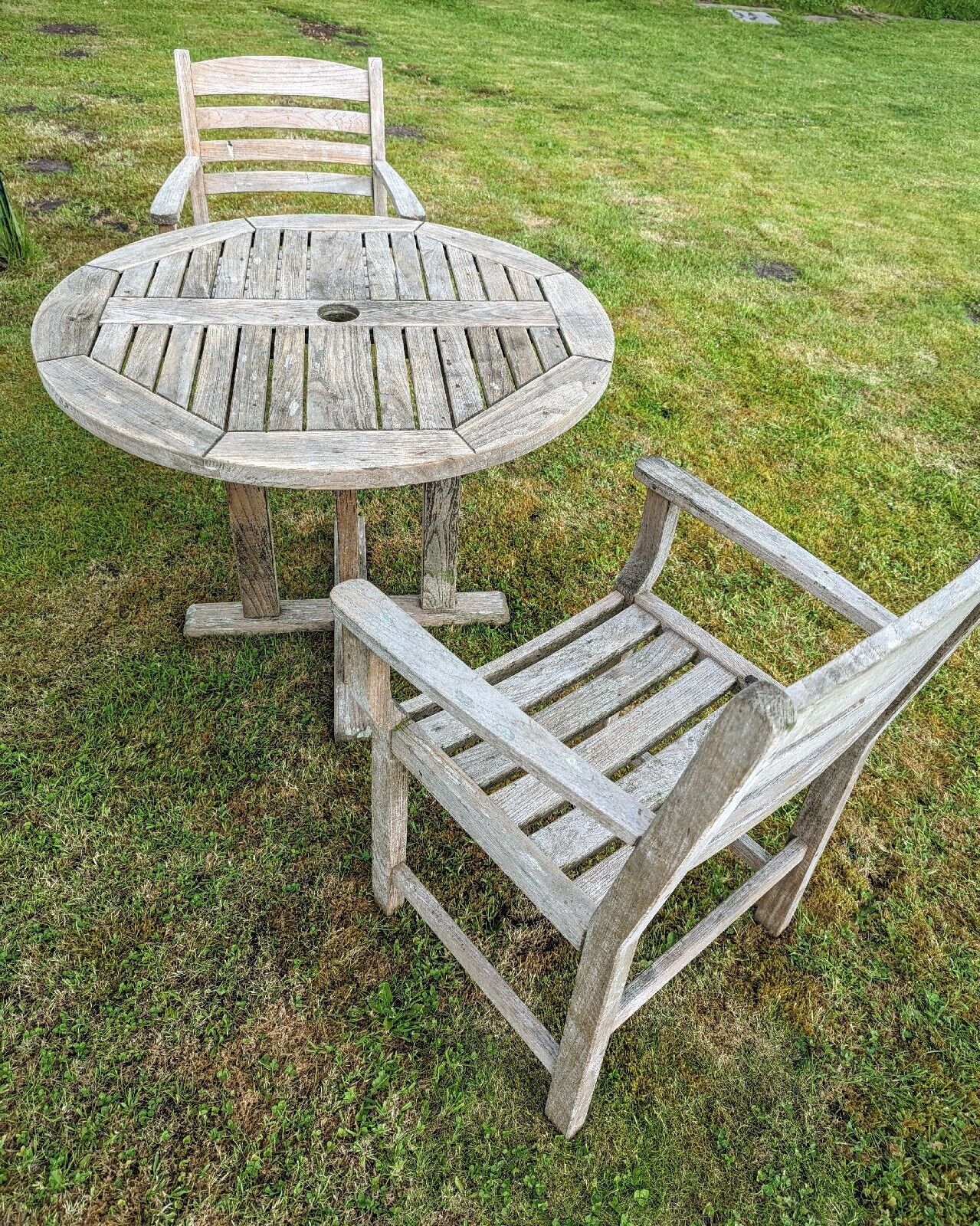 VINTAGE LUXURY GLOSTER TABLE AND TWO CHAIRS