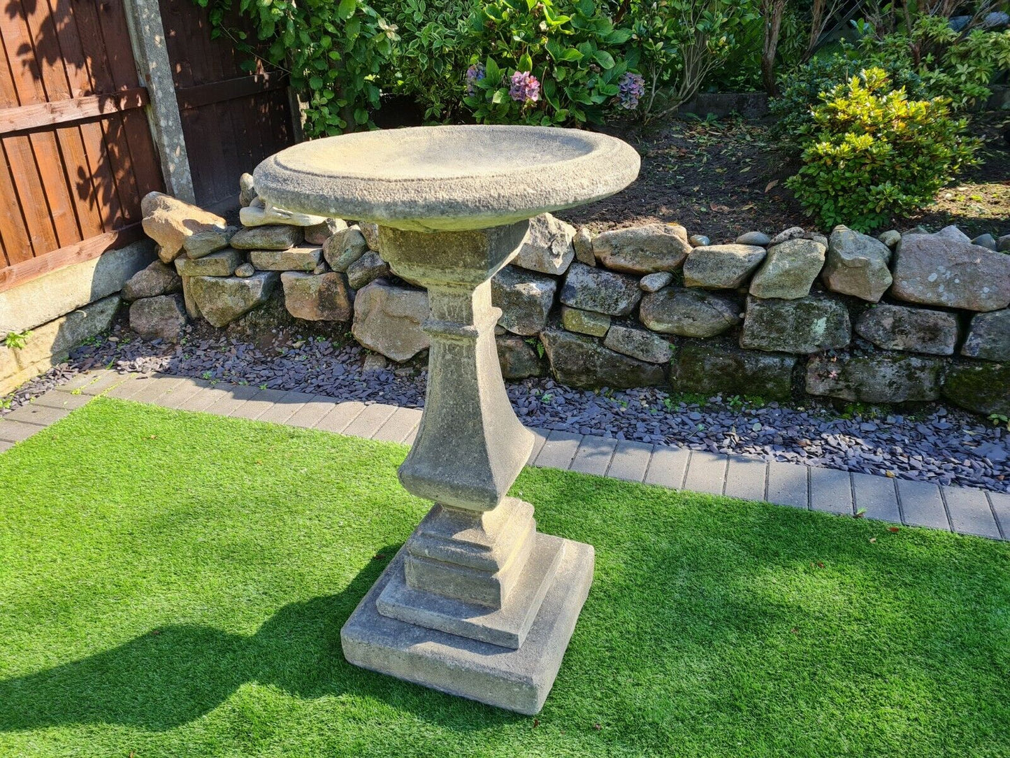 Hampton bird bath garden ornament - Free UK Delivery